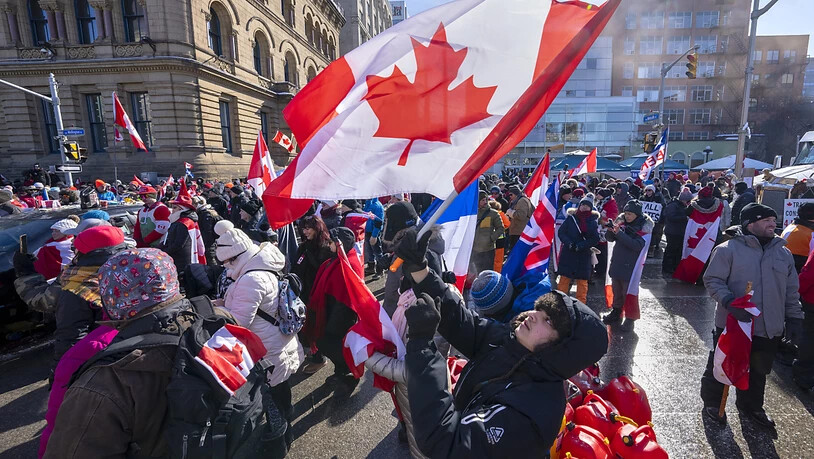 Menschen versammeln sich auf dem Parliament Hill in Ottawa zu einer Demonstration gegen die Corona-Impfpflicht. Foto: Frank Gunn/The Canadian Press/AP/dpa