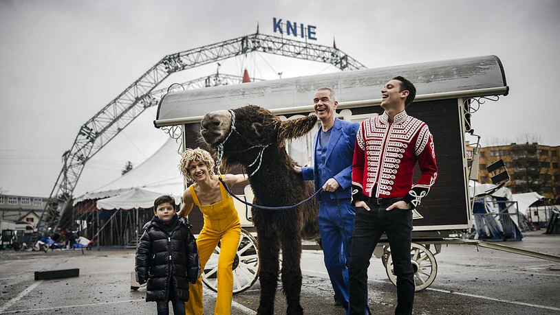 "Zugpferde" der Knie Tournee 2022: Ursus & Nadeschkin, Bastian Baker (rechts) und Maycol Knie junior posieren mit Esel Ferdinand vor dem Zirkuszelt in Rapperswil.