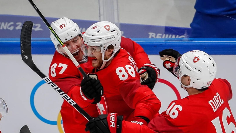 Torschütze Killian Mottet (links) und seine Teamkollegen bejubeln das 2:1 für die Schweiz - nur 13 Sekunden nach dem Ausgleich. Die Wende war die Basis zum Sieg gegen die Tschechen und zum Viertelfinal-Einzug