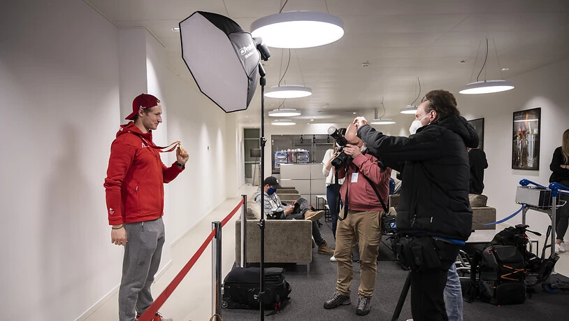 Marco Odermatt posiert bei seiner Ankunft am Flughafen Zürich-Kloten mit der Goldmedaille