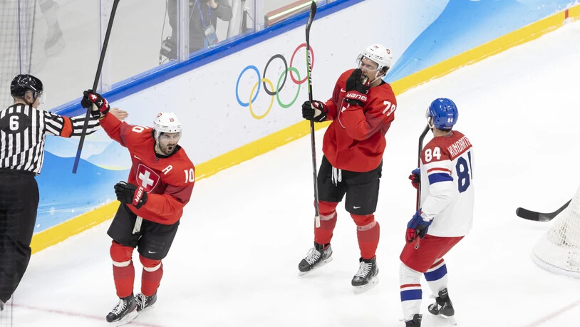 Andres Ambühl (Nummer 10) freut sich über seinen ersten Treffer überhaupt an Olympischen Spielen