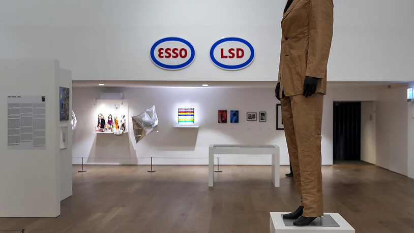 Werke von Öyvind Fahlström ("ESSO - LSD") und seiner Künstlerfreunde (hier mit Claes Oldenburgs "Paper Suit") im Museum Tinguely.