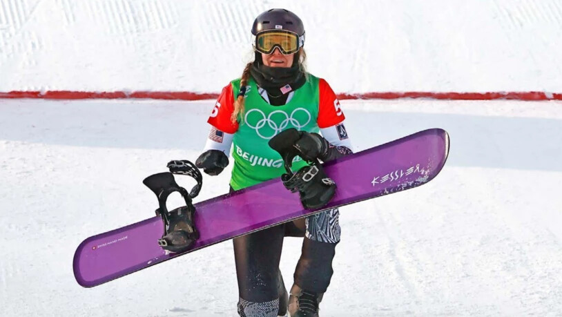 Der Dank geht nach Braunwald: Lindsay Jacobellis gewinnt in Peking zwei Mal Gold auf einem Kessler-Snowboard. «Nur bei den Farben wird es manchmal schwierig», sagt Snowboard-Hersteller Hansjürg Kessler zum Brett von Jacobellis. 