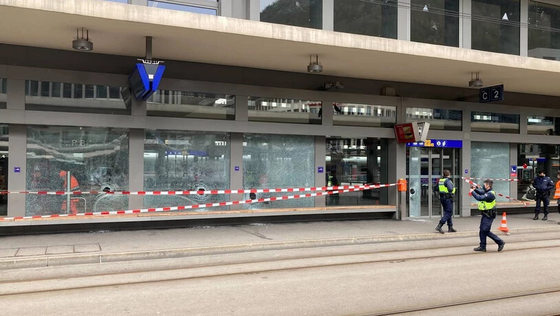 Zerbrochene Scheiben am Churer Bahnhof: Was passiert ist, ist derzeit noch unklar.