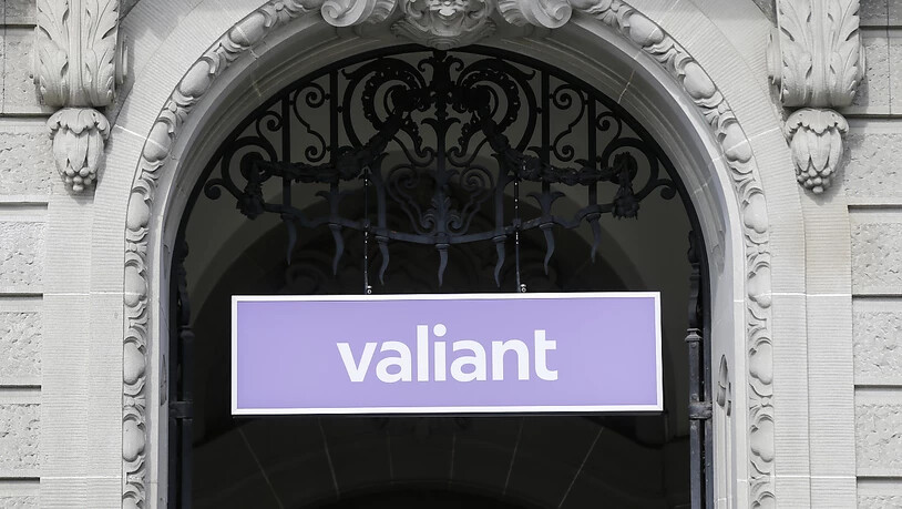 Die Bank Valiant will ihre Rentabilität verbessern und lanciert ein Sparprogramm. Dabei will sie 23 Filialen in ihrem Stammgebiet schliessen, was 50 Stellen kostet. Gleichzeitig geht die Expansion in neue Gebiete der Schweiz weiter. (Archivbild)
