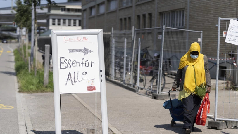 Trotz hohem durchschnittlichem Lebensstandard und hoher Lebenszufriedenheit ist in der Schweiz jede zwölfte Person arm. Im Bild die Lebensmittelausgabe der Pfarrer Sieber Stiftung in den Zürcher Manegg-Hallen (Symbolbild).
