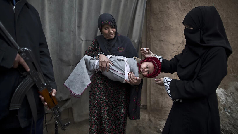 Eine Mitarbeiterin der pakistanischen Gesundheitsbehörden impft ein Kind in einem Elendsviertel in Islamabad gegen Polio. In Pakistan und Afghanistan ist das Virus noch verbreitet. Nun ist es zum ersten Mal seit 2016 auch wieder in Afrika aufgetaucht.