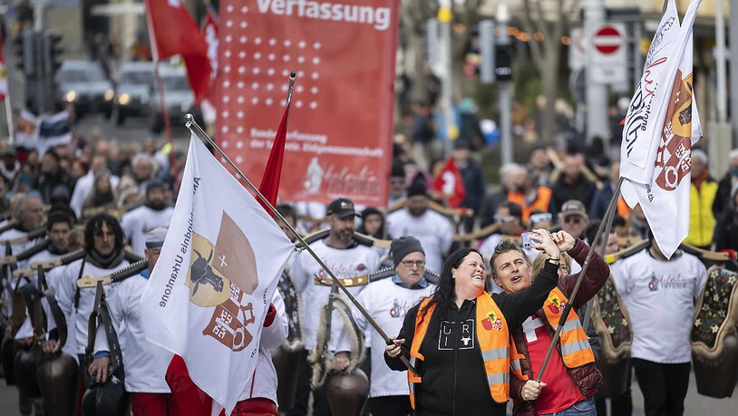 Mehr als 1000 Personen demonstrierten am Samstag in Zürich Oerlikon gegen die verbleibenden Corona-Massnahmen.