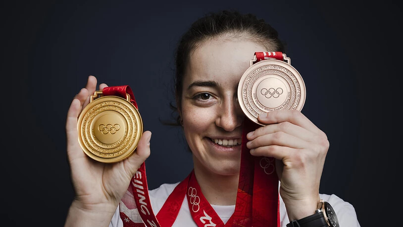 Mathilde Gremaud posiert mit ihren beiden Medaillen. Die Freestylerin gewann in Peking Gold im Slopestyle und Bronze im Big Air