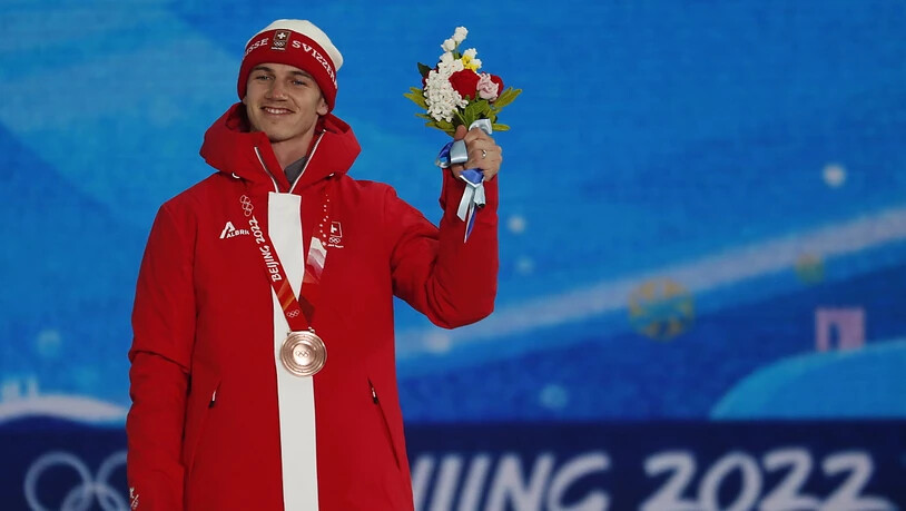Snowboarder Jan Scherrer posiert mit seiner Bronzemedaille aus dem Halfpipe-Wettbewerb