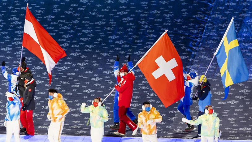 Skicross-Olympiasieger Ryan Regez trug die Schweizer Fahne ins Vogelnest