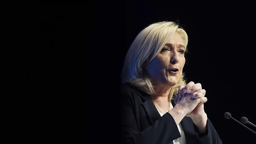 Marine Le Pen, Vorsitzende der rechtsextremen Partei Rassemblement National (RN), hält eine Rede. Foto: Laurent Cipriani/AP/dpa