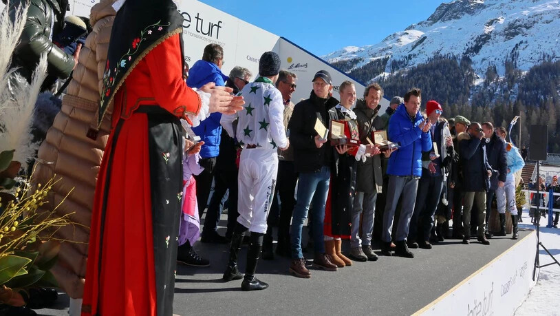 Siegerehrung für Vlacav Janacek, er gewinnt auf Furioso das Flachrennen ‘Longines 82. Grosser Preis von St. Moritz’ am dritten Renntag.