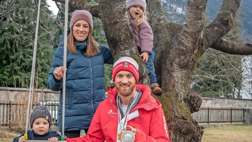 Familienglück in Chur: Mit der Olympia-Silbermedaille in der Hand und der WM-Goldmedaille um den Hals posiert Alex Fiva mit seiner Frau Regula und den beiden Kindern Nalani Lilly (rechts) und Leif Janne.