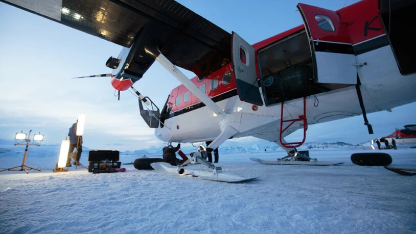 Flüge, Schifffahrten und Helikopterflüge hinterlassen Russpartikel, die sich auf der antarktischen Schneedecke ablagern. Dadurch schmilzt der Schnee schneller. (Archivbild)