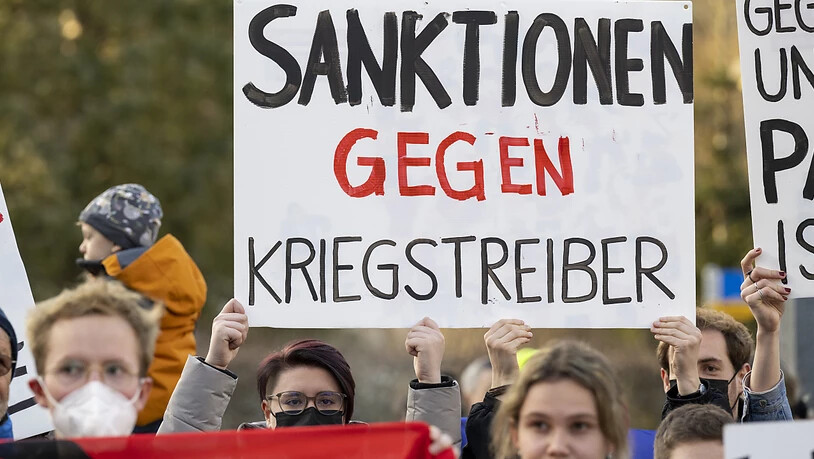 Nicht mit dem Bundesrat einverstanden: Gsoa- und Juso-Aktivisten bei einer Protestaktion vor der russischen Botschaft in Bern.