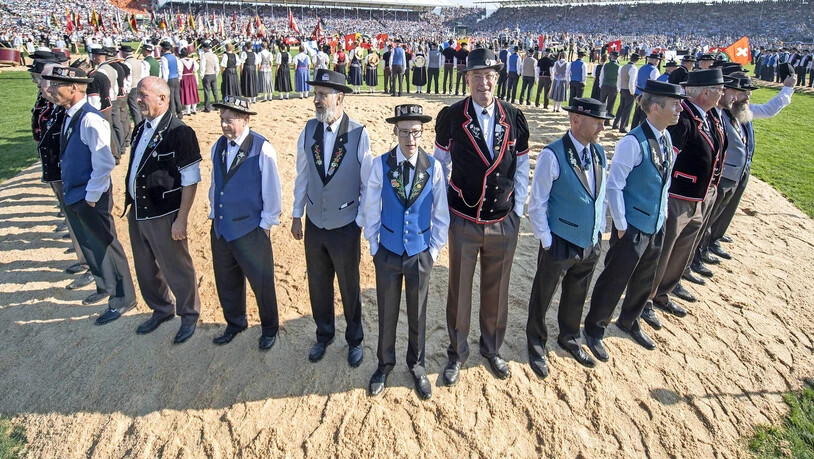 Das Eidgenössische Schwing-  und Älplerfest 2019 in Zug: Der Grossanlass lebt nicht nur vom Sport in der mobilen Schwingarena, sondern auch von viel Schweizer Folkore.
