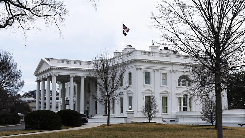 Eine amerikanische Flagge weht auf dem Dach des Weißen Hauses. Foto: Manuel Balce Ceneta/AP/dpa