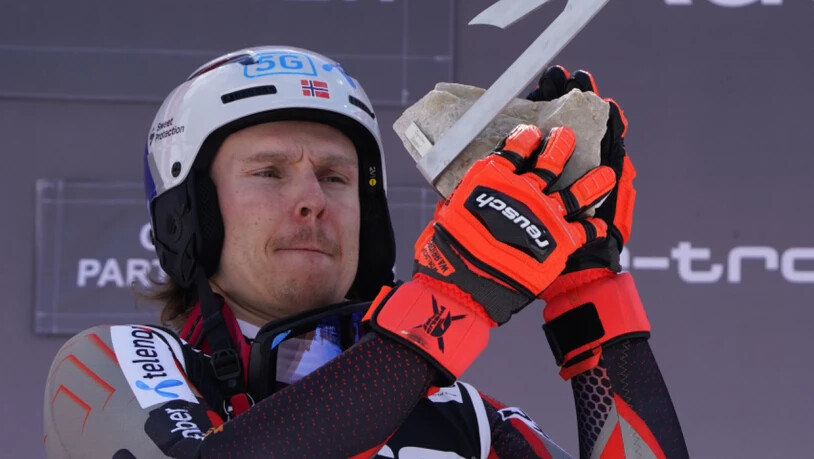 Henrik Kristoffersen stemmt seine Trophäe in die Höhe - der Norweger ist der siebte Sieger im siebten Weltcup-Slalom des Winters