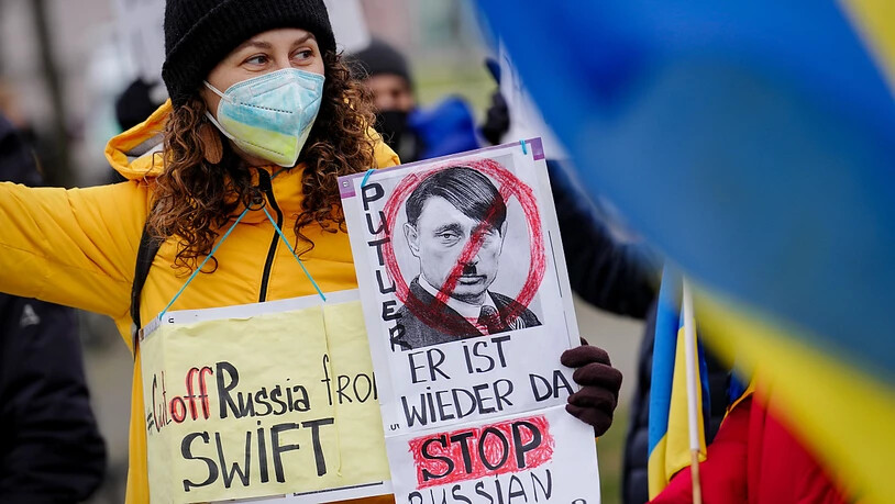 Weltweit demonstrieren Menschen gegen die russische Invasion in die Ukraine. Eine Forderung dieser Demonstrantin: der Swift-Ausschluss russischer Banken. Foto: Kay Nietfeld/dpa