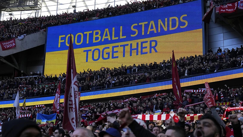 Beim Ligacup-Final zwischen Liverpool und Chelsea wird auf dem Stadion-Bildschirm eine Botschaft in den ukrainischen Nationalfarben gezeigt
