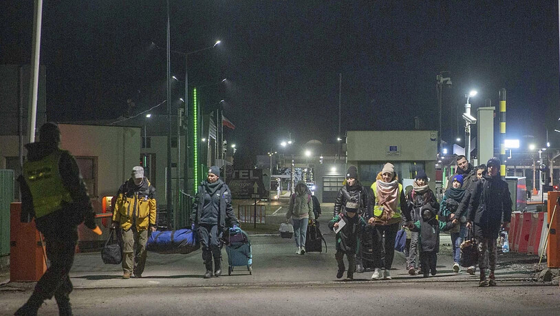 Flüchtlinge aus der Ukraine kommen am Sonntag am Grenzübergang Medyka in Polen an. Eine polnische Behördensprecherin hat am Montag dem Vorwurf widersprochen, wonach Afrikaner bei ihrer Flucht vor dem Ukraine-Krieg aus rassistischen Gründen zurückgewiesen…