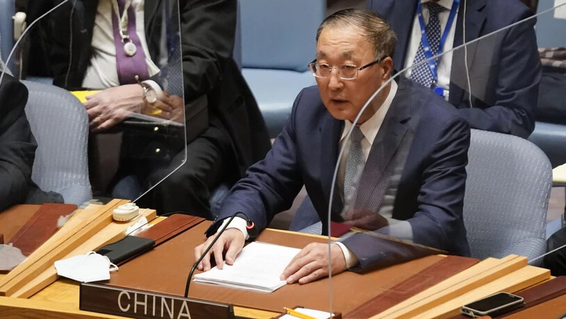 Chinas Botschafter bei den Vereinten Nationen, Zhang Jun, spricht sich für eine friedliche Lösung im Ukraine-Konflikt aus. Foto: Seth Wenig/AP/dpa