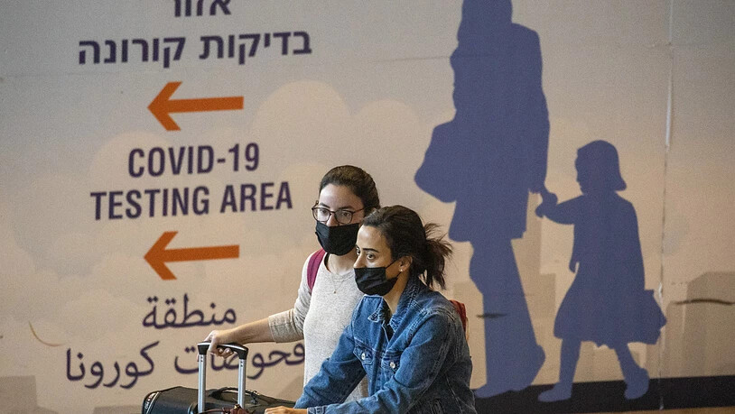 ARCHIV - Reisende am Ben-Gurion-Flughafen. Israel lässt erstmals seit Pandemiebeginn ungeimpfte Touristen ohne Sondergenehmigung einreisen. Foto: Ariel Schalit/AP/dpa - ACHTUNG: Dieses Foto hat dpa bereits im Bildfunk gesendet. Nutzung nur nach…