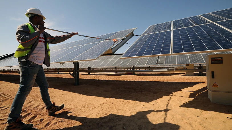 Private Anlegerinnen und Anleger sollen dank einer "Swiss Green Investment Bank" besser in internationale Projekte etwa für erneuerbare Energien investieren können. (Bild: Solarpanels im Solarkraftwerk in Assuan, Ägypten; Archivbild)