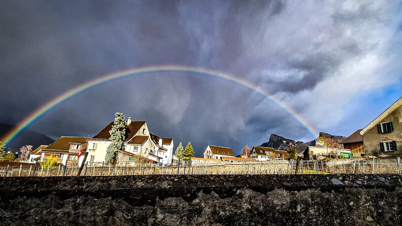Prächtiger Regenbogen über Maienfeld.