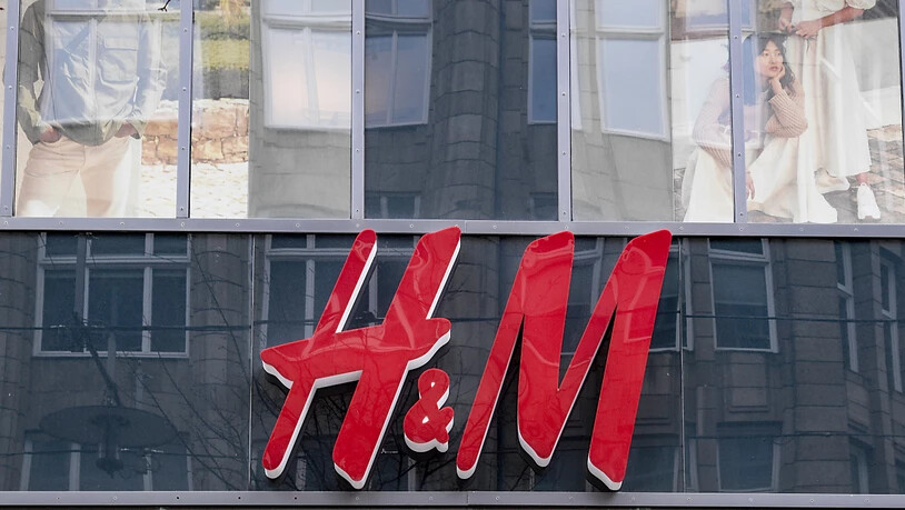 Der schwedische Moderiese H&M stellt angesichts des Ukraine-Kriegs bis auf Weiteres seinen Verkaufsbetrieb in Russland ein.