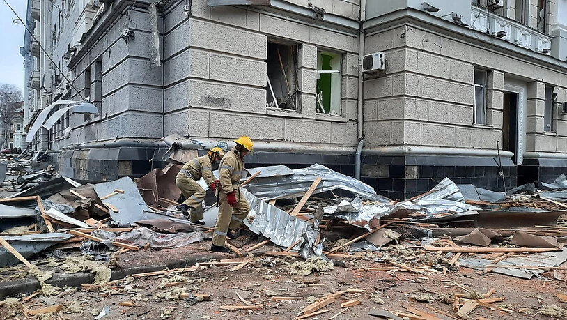Dieses vom ukrainischen Katastrophenschutz veröffentlichte Foto zeigt Feuerwehrleute in Charkiw beim Beseitigen von Trümmern, die durch einen russischen Raketenangriff verursacht wurden. Foto: Emergency Service Of Ukraine/PA Media/dpa