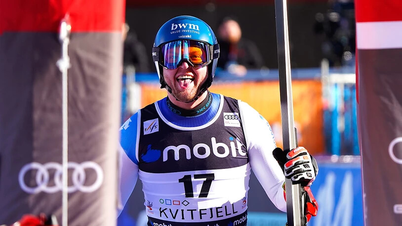 Niels Hintermann grinst als Führender im Ziel