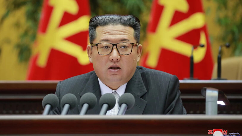 HANDOUT - Das von der staatlichen nordkoreanischen Nachrichtenagentur KCNA herausgegebene Bild zeigt Machthaber Kim Jong-un auf einem Parteitag. Foto: -/KCNA/dpa - ACHTUNG: Nur zur redaktionellen Verwendung und nur mit vollständiger Nennung des…
