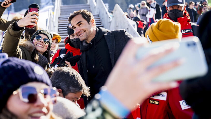 Selfie-Mania im Zielraum von Lenzerheide wegen Roger Federer