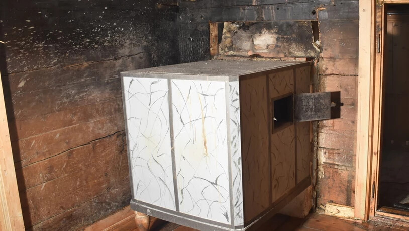 Furna: Hinter einem Stubenofen befindet sich die Brandstelle des Wohnhauses. 
