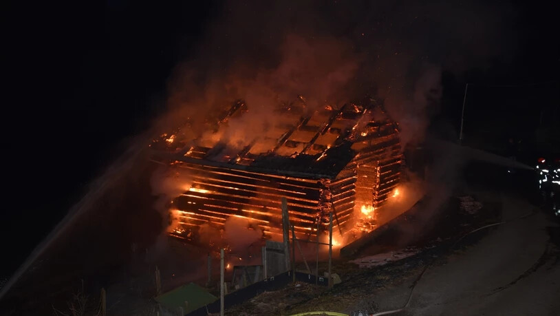 Rongellen: Hier stand in der Nacht auf Sonntag ein Stall in Vollbrand.