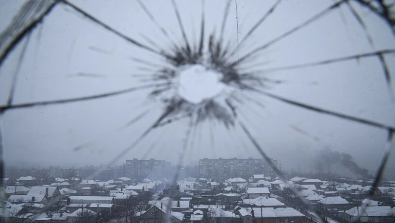 Blick aus einem durch Granatenbeschuss zerbrochenen Krankenhausfenster in Mariupol, Ukraine. Russische Truppen marschierten am 24. Februar in die Ukraine ein. Foto: Evgeniy Maloletka/AP/dpa