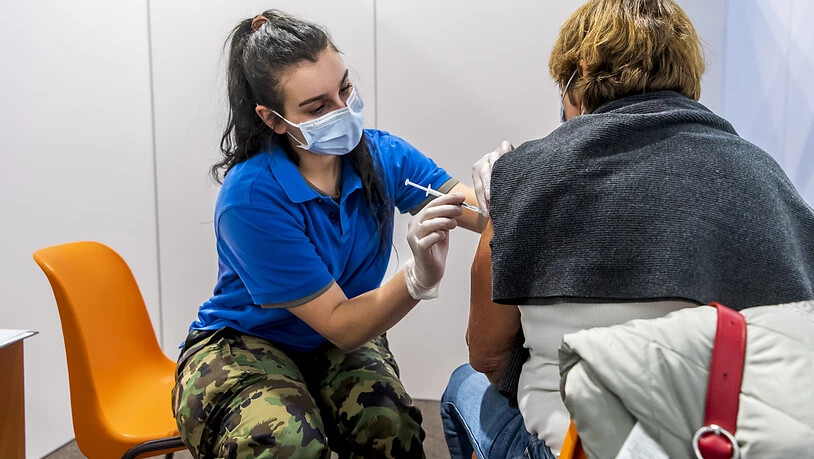 Eine Armeeangehörige im Einsatz in einem Impfzentrum. Das Parlament hat den dritten Armeeeinsatz während der Covid-19-Pandemie bewilligt. (Archivbild)