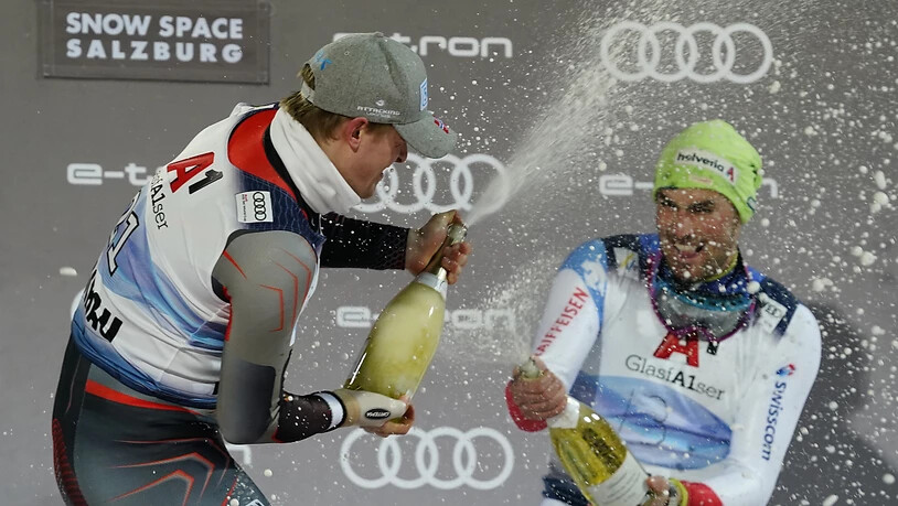 Sieger Atle Lie McGrath (links) und Daniel Yule bespritzen sich gegenseitig mit Champagner