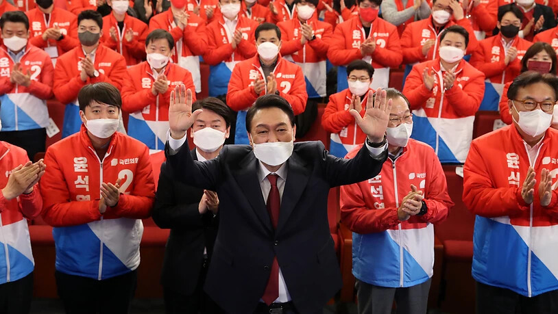 Yoon Suk Yeol, Präsidentschaftskandidat der größten Oppositionspartei in Südkorea, jubelt über seinen Sieg bei der Präsidentenwahl in Südkorea. Foto: -/YNA/dpa