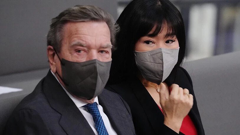 ARCHIV - Gerhard Schröder (SPD), Bundeskanzler a.D., und seine Frau Soyeon Schröder-Kim sollen nach Moskau gereist sein. Foto: Kay Nietfeld/dpa