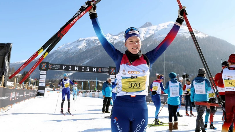Die Schnellste: Nadja Kaelin aus St. Moritz überquert als Erste die Ziellinie in S-chanf und gewinnt den 52. Engadin Skimarathon bei den Frauen.