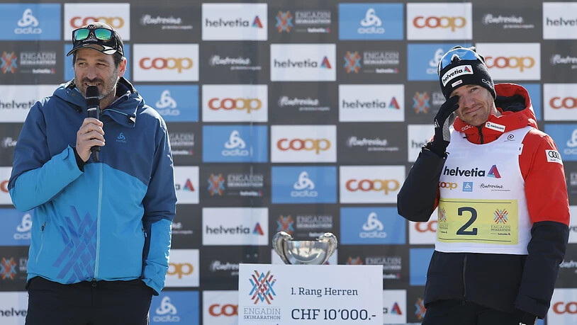 Dario Cologna verdrückt bei der Lobrede von Adriano Iseppi ein paar Tränen.