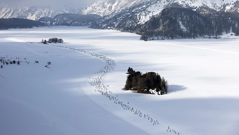 Die Läuferinnen und Läufer laufen bei perfekten Bedingungen talwärts.