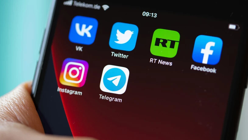 ARCHIV - Auf dem Bildschirm eines Smartphones sind die Logos der Apps VKontakte (oben l-r), Twitter, RT News, Facebook, Instagram (unten l-r) und Telegram zu sehen. Foto: Fernando Gutierrez-Juarez/dpa-Zentralbild/dpa
