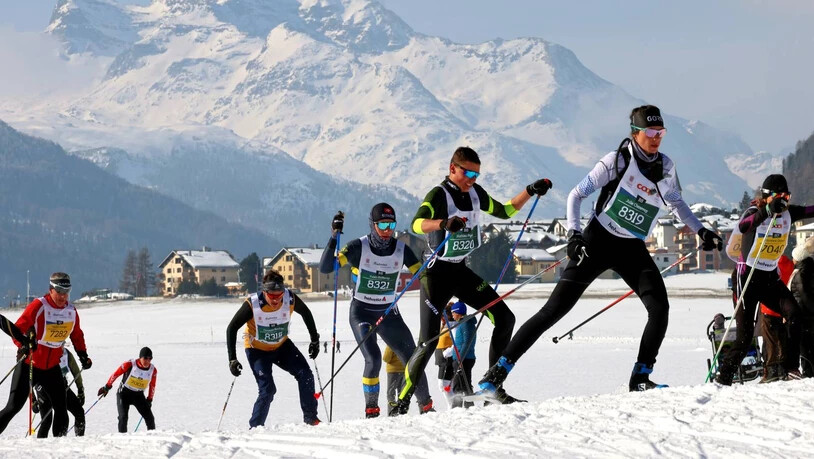 Die Athletinnen und Athleten skaten über die gefrorenen Engadiner Seen.