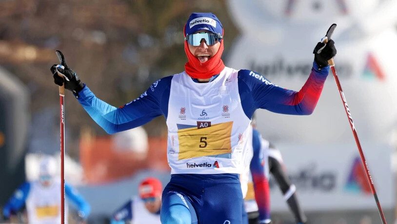 Der Schnellste: Roman Furger überquert als Erster die Ziellinie in S-chanf und gewinnt den 52. Engadin Skimarathon bei den Herren.