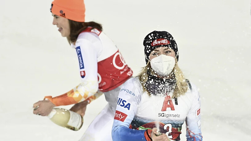 Mikaela Shiffrin (vorne) und Petra Vlhova werden sich in Frankreich gleich einen Kampf um zwei Kristallkugeln liefern.