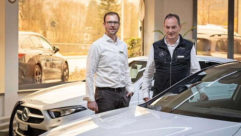 Sie geben gerne Auskunft: Dominik Rast (links) und Reto Pünchera von der Garage Milt in Glarus freuen sich auf viel Kundschaft am Wochenende.